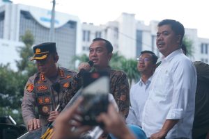 Menteri Sekretaris Negara Prasetyo Hadi menemui perwakilan dari aliansi BEM Seluruh Indonesia yang menggelar aksi puncak demonstrasi ''Indonesia Gelap'' di Patung Kuda Jakarta, Kamis (20/2/2025).