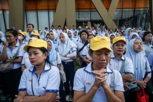 Buruh dan karyawan mendengarkan pidato dari direksi perusahaan di Pabrik Sri Rejeki Isman Tbk (Sritex) di Sukoharjo, Jawa Tengah, Jumat (28/2/2025). Dinas Tenaga Kerja dan Transmigrasi (Disnakertrans) Jawa Tengah mencatat 10.965 buruh dan karyawan di empat perusahaan terdampak Pemutusan Hubungan Kerja (PHK) PT. Sritex Tbk setelah diputus pailit oleh Pengadilan Niaga. (ANTARA FOTO/Mohammad Ayudha)