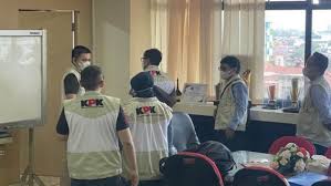 KPK membongkar kasus dugaan suap proyek di Dinas Pekerjaan Umum dan Penataan Ruang (PUPR) Kabupaten Ogan Komering Ulu (OKU), Sumatera Selatan. Baca artikel CNN Indonesia "Kronologi OTT Pejabat OKU Sumsel hingga Akhirnya Ditahan KPK" selengkapnya di sini: https://www.cnnindonesia.com/nasional/20250316180639-12-1209460/kronologi-ott-pejabat-oku-sumsel-hingga-akhirnya-ditahan-kpk.