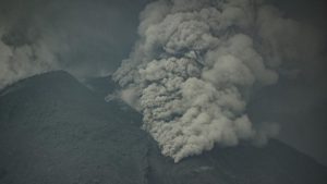 Erupsi! Status Gunung Lewotobi Jadi Level IV atau Awas