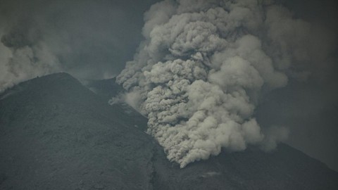 Erupsi! Status Gunung Lewotobi Jadi Level IV atau Awas
