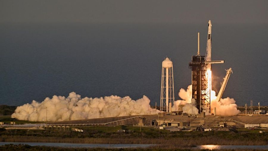 Detik-Detik Falcon 9 Meluncur Jemput 2 Astronaut yang 'Terdampar' di Luar Angkasa