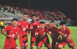 Foto arsip - Pesepak bola Timnas Indonesia U-17 Evandra Florasta (ketiga kiri) berselebrasi bersama rekan setimnya Mochammad Mierza Firjatullah (kiri), Muhammad Aldyansyah Taher (kedua kiri), Zahaby Gholy (ketiga kanan), Daniel Alfrido (kedua kanan) dan Lucas Lee (kanan) usai mencetak gol ke gawang Timnas India U-17 saat pertandingan persahabatan internasional di Stadion Kapten I Wayan Dipta Gianyar, Bali, Minggu (25/8/2024). Timnas Indonesia U-17 mengalahkan Timnas India U-17 dengan skor 3-1.