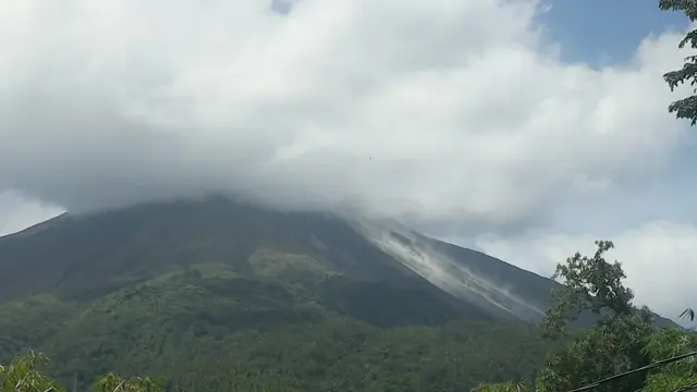 Sempat dinyatakan normal, Gunung Karangetang di Kabupaten Kepulauan Siau Tagulandang Biaro (Sitaro), Provinsi Sulut, kembali bergejolak, Senin (15/4/2019).