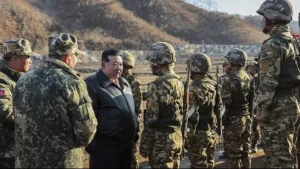 Kim Jong-un saat bertemu dengan tentara Korea Utara saat latihan militer, Rabu (6/4/2024). (Sumber: Korean Central News Agency/Korea News Service via AP)