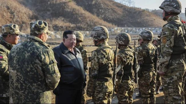 Kim Jong-un saat bertemu dengan tentara Korea Utara saat latihan militer, Rabu (6/4/2024). (Sumber: Korean Central News Agency/Korea News Service via AP)