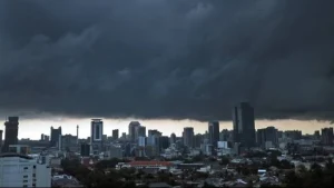 Ilustrasi. Awan badai yang mengancam melayang di atas kawasan bisnis utama sebelum hujan deras di Jakarta, Indonesia, Selasa, 2 April 2019.