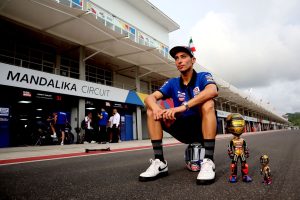 Pembalap Toprak Razgatlioglu foto bersama miniaturnya seusai menyelesaikan Superpole dan Race 1 dihari pertama World Superbike 2022 di Sirkuit Pertamina Mandalika, Lombok, Nusa Tenggara Barat, Sabtu (12/11/2022) siang.