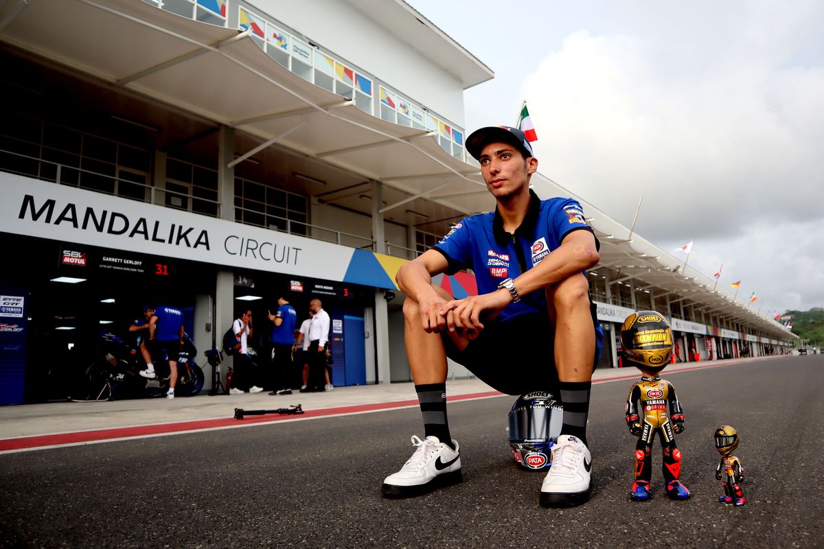 Pembalap Toprak Razgatlioglu foto bersama miniaturnya seusai menyelesaikan Superpole dan Race 1 dihari pertama World Superbike 2022 di Sirkuit Pertamina Mandalika, Lombok, Nusa Tenggara Barat, Sabtu (12/11/2022) siang.