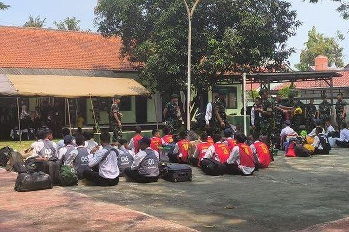 Para pelajar saat mengikuti pendidikan berkarakter di Resimen Artileri Medan 1 Sthira Yudha, Batalyon Artileri Medan 9, Kabupaten Purwakarta, Kamis (1/5/2025).
