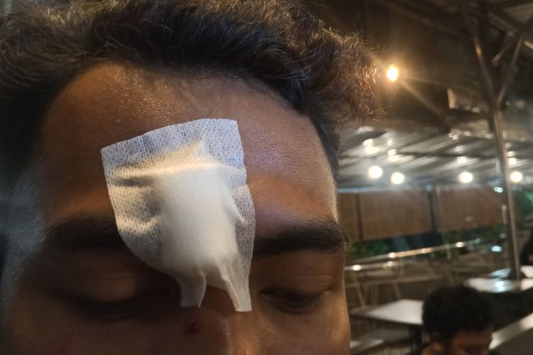 Seorang jurnalis mahasiswa menjadi korban kekerasan aparat saat meliput aksi unjuk rasa pada peringatan Hari Buruh Internasional (May Day) di Kota Semarang, Jawa Tengah, pada Kamis (1/5/2025). (Sumber: KOMPAS.COM/Muchamad Dafi Yusuf)