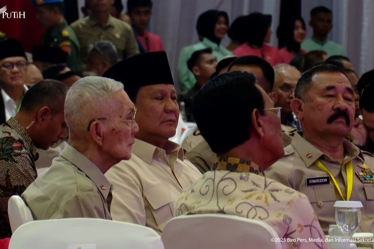 Presiden Prabowo Subianto dan Wapres ke-6 Try Sutrisno duduk semeja di Halal Bihalal Purnawirawan TNI AD, Balai Kartini, Jakarta, Selasa (6/5/2025). (Dok. YouTube Setpres)
