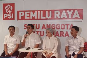 (kiri Ke Kanan) Juru Bicara PSI Beny Papa bersaama Wakil Ketua Umum PSI Andy Budiman dan Ketua DPD PSI DKI Jakarta Elva Farhi Qolbina saat konferensi pers pembukaan pendaftaran calon ketua umum PSI, Selasa (13/5/2025) di Kantor DPP PSI, Jakarta.