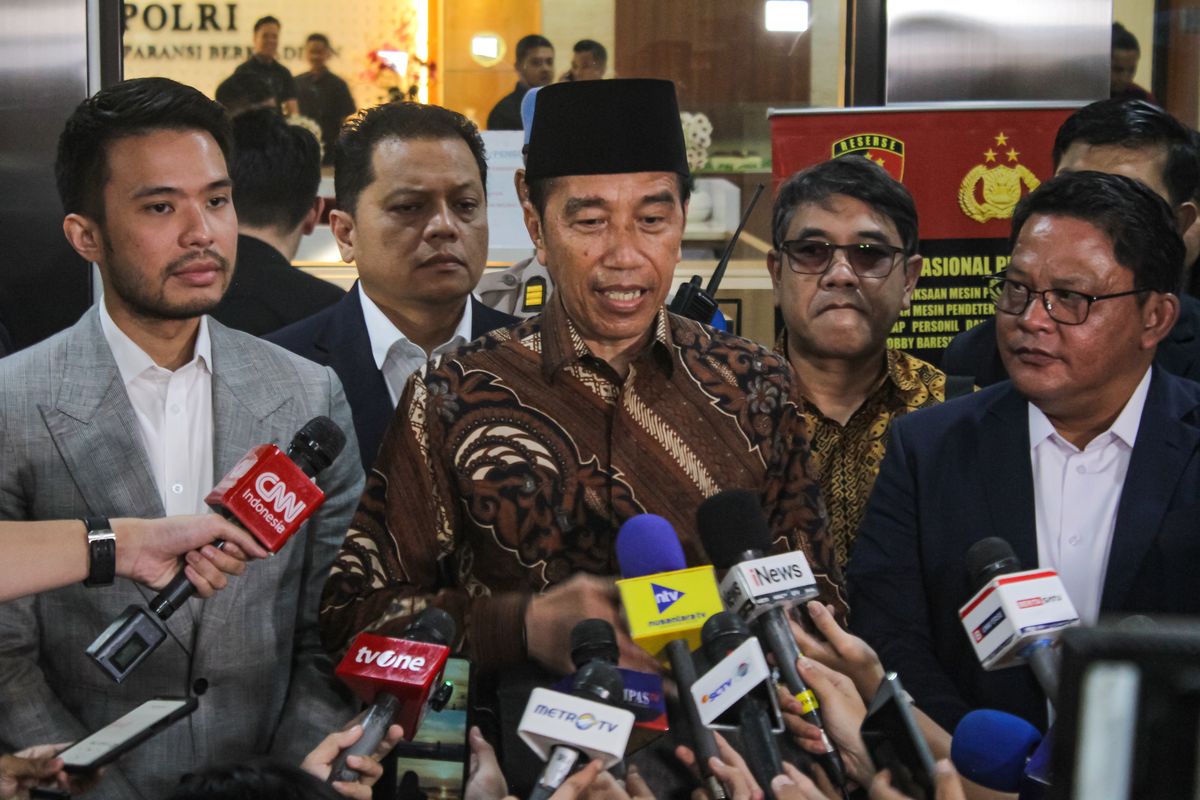 Presiden ketujuh Joko Widodo (tengah) menjawab pertanyaan wartawan di depan Gedung Bareskrim Mabes Polri, Jakarta, Selasa (20/5/2025). Joko Widodo memenuhi undangan Bareskrim Polri untuk memberikan klarifikasi terkait laporan soal ijazahnya.