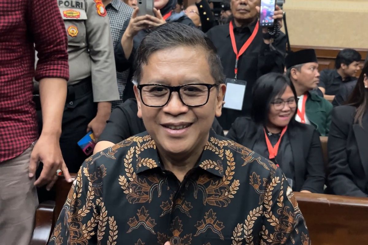 Penampilan Sekretaris Jenderal (Sekjen) Partai Demokrasi Indonesia Perjuangan (PDI-P) Hasto Kristiyanto tampak berbeda saat menjalani sidang lanjutan pada Kamis (22/5/2025). Kali ini Hasto mengenakan Batik.