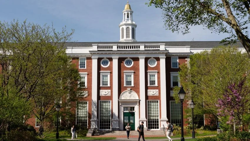 Harvard Dilarang Terima Mahasiswa Asing oleh Trump