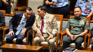 Menteri Pertahanan Sjafrie Sjamsoeddin (tengah) berbincang dengan Mensesneg Prasetyo Hadi (kiri) saat hadir dalam Rapat Paripurna DPR pengesahan perubahan UU TNI jadi undang-undang beberapa waktu lalu.