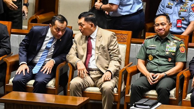 Menteri Pertahanan Sjafrie Sjamsoeddin (tengah) berbincang dengan Mensesneg Prasetyo Hadi (kiri) saat hadir dalam Rapat Paripurna DPR pengesahan perubahan UU TNI jadi undang-undang beberapa waktu lalu.