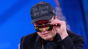 Elon Musk menegaskan dirinya akan tetap menjabat sebagai CEO Tesla, setidaknya sampai lima tahun ke depan.