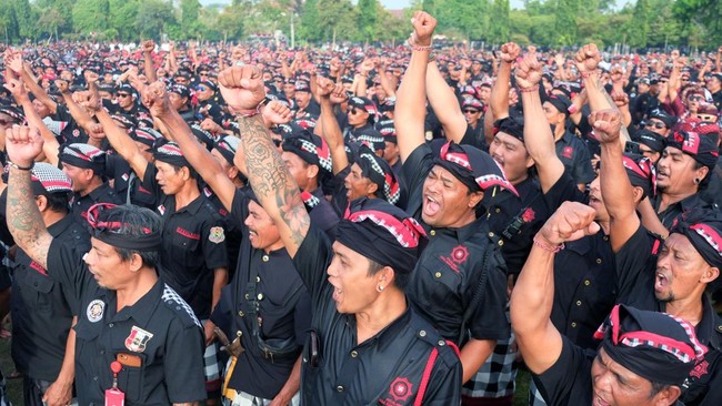 Sebanyak 13 ribu pecalang dari 1.500 Desa Adat di Bali mendeklarasikan penolakan kehadiran preman yang berkedok organisasi masyarakat (ormas).
