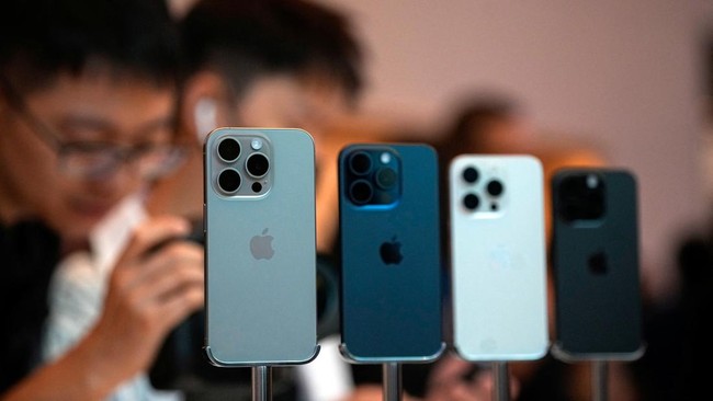 Harga iPhone hingga Samsung terancam naik setelah Presiden AS Donald Trump mengancam akan menjatuhkan tarif 25 persen terhadap Apple & produsen smartphone lain. (Foto: REUTERS/ALY SONG)