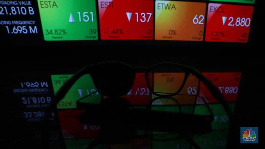 Foto: Karyawan melintas di dekat layar pergerakan Indeks Harga Saham Gabungan (IHSG) di gedung Bursa Efek Indonesia, Jakarta, Rabu (6/10/2021). Indeks Harga Saham Gabungan berhasil mempertahankan reli dan ditutup terapresiasi 2,06% di level 6.417 pada perdagangan Rabu (06/10/2021).