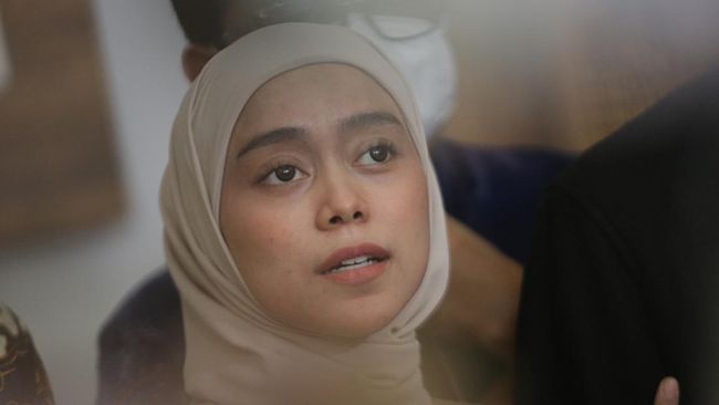 Lesti Kejora melalui pengacaranya mengatakan bakal menunggu proses hukum terkait laporan Yoni Dores soal dugaan langgar hak cipta.