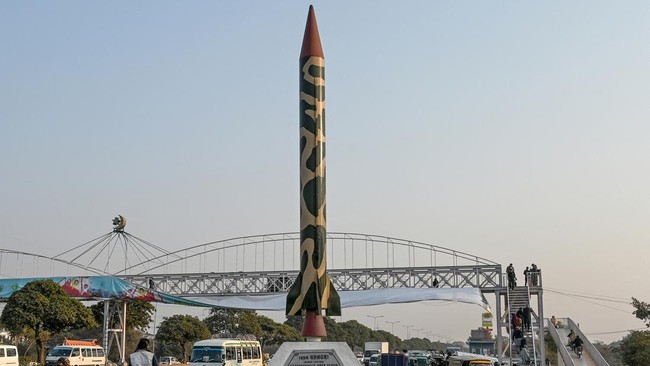 Ilustrasi. Pakistan uji coba rudal di tengah ketegangan dengan India. Foto: AFP/FAROOQ NAEEM