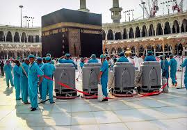 Petugas kebersihan Masjidil Haram, Makkah, Arab Saudi di musim haji 2025.