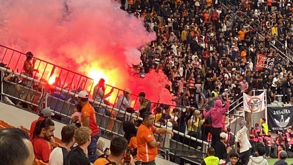 Kepolisian mengamankan 36 orang selama laga Persija Jakarta vs Malut United Liga 1 2024/2025 di Jakarta International Stadium (JIS) berlangsung, Jumat (23/5).