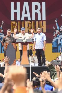 Presiden Prabowo Subianto (tengah) didampingi Presiden Konfederasi Serikat Pekerja Indonesia (KSPI) dan Presiden Partai Buruh Said Iqbal (kiri) dan Ketua Umum Konfederasi Serikat Pekerja Seluruh Indonesia (KSPSI) Pembaruan Jumhur Hidayat (kanan) menyampaikan pidatonya pada perayaan Hari Buruh Internasional 2025 di kawasan Monas