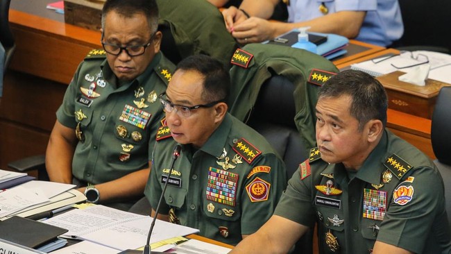 Ketua DPR RI Puan Maharani meminta Komisi I DPR segera memanggil Panglima TNI Jenderal Agus Subiyanto serta jajaran terkait untuk meminta penjelasan terkait insiden ledakan pemusnahan amunisi di Garut, Jawa Barat.