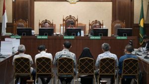 Sejumlah terdakwa kasus dugaan korupsi kerja sama pemurnian dan lebur cap emas PT Antam menjalani sidang tuntutan di Pengadilan Tipikor Jakarta, Kamis (15/5).