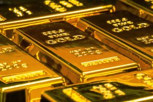 Penurunan harga emas Antam sebesar Rp17.000 hari ini menjadi perhatian banyak investor.