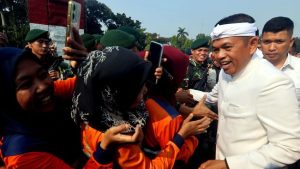 Gubernur Jabar Dedi Mulyadi (kanan) menyalami masyarakat di Cibinong, Kabupaten Bogor, Jawa Barat, Selasa (3/6/2025).