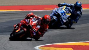 Marc Marquez berada di depan Alex Marquez dalam balapan MotoGP. (REUTERS/Pablo Morano)
