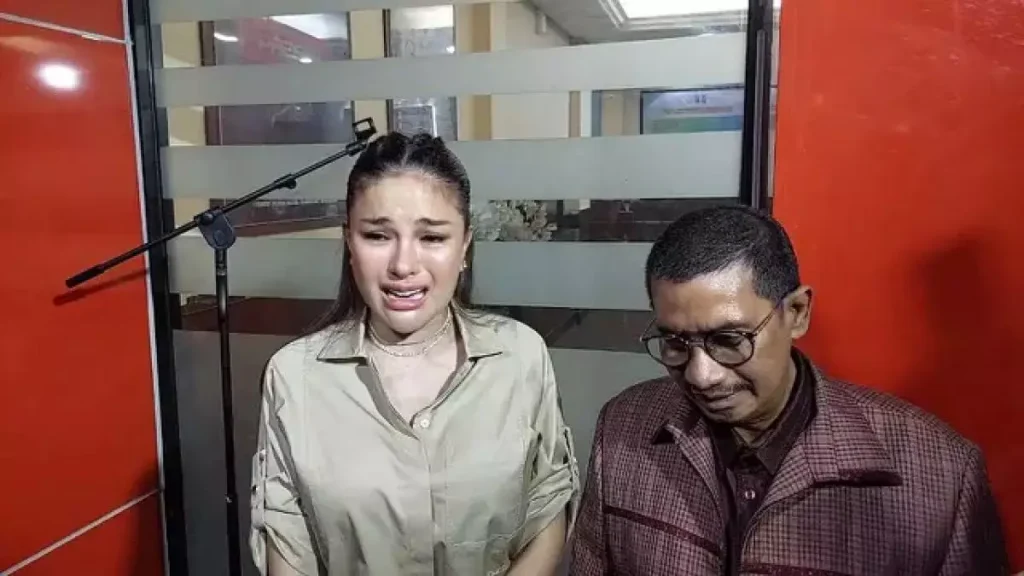 Nikita Mirzani tak dapat menahan air matanya saat membacakan pesan untuk ketiga anaknya dalam sidang agenda pembacaan eksepsi.