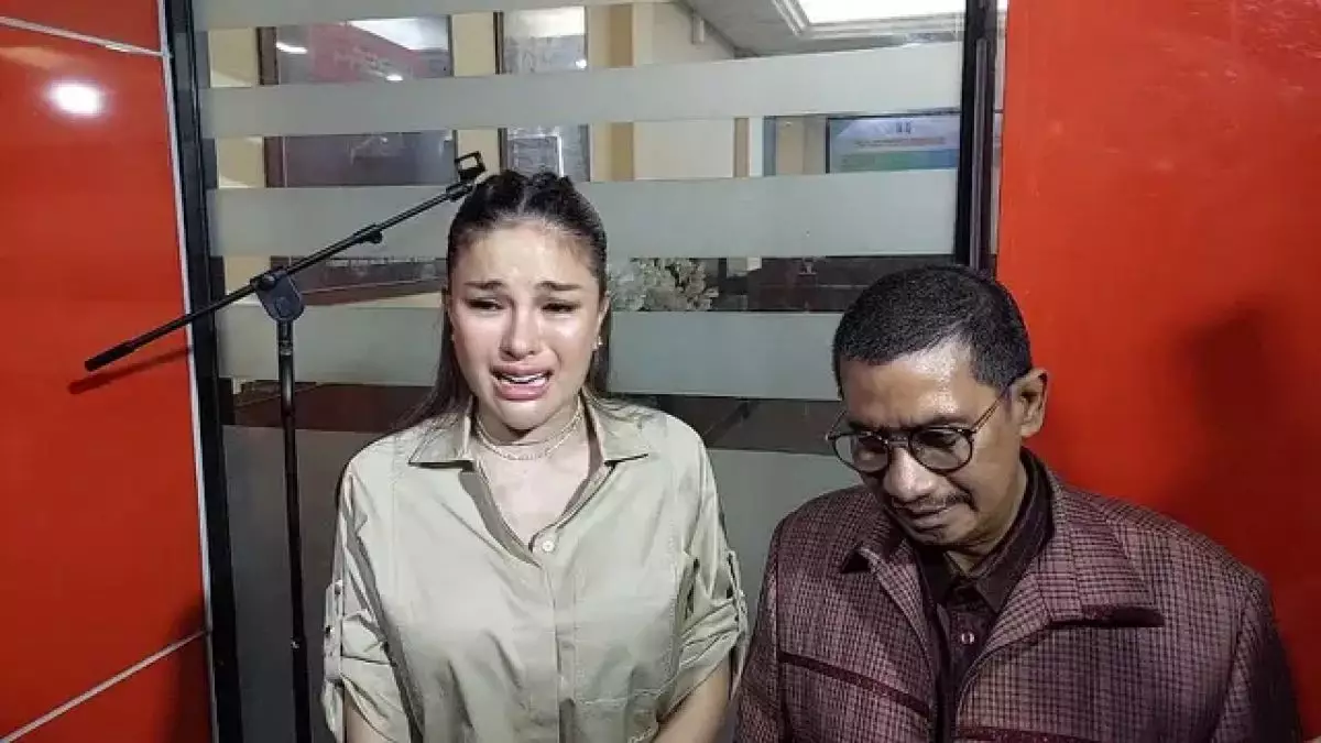 Nikita Mirzani tak dapat menahan air matanya saat membacakan pesan untuk ketiga anaknya dalam sidang agenda pembacaan eksepsi.