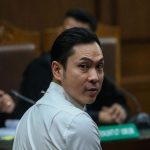 Pengadilan menjatuhkan vonis 20 tahun penjara kepada Harvey Moeis, pria yang dikenal luas sebagai suami dari artis Sandra Dewi.